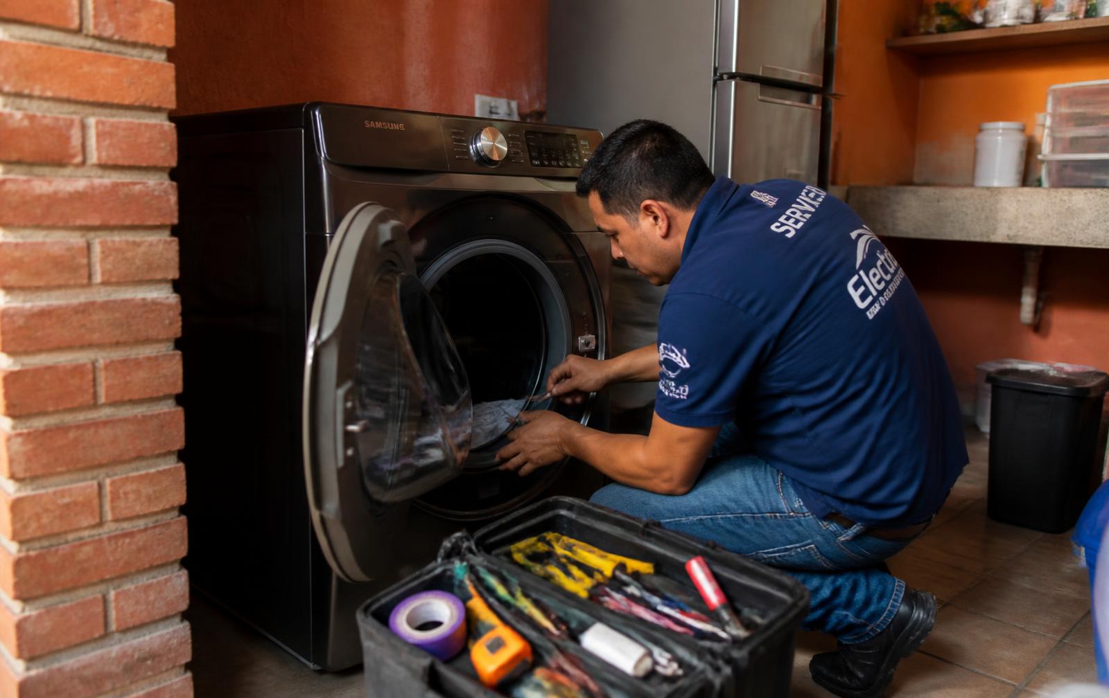 Trabajo real de Aparatos eléctricos: Reparación de lavadoras, refrigeradores y boilers
